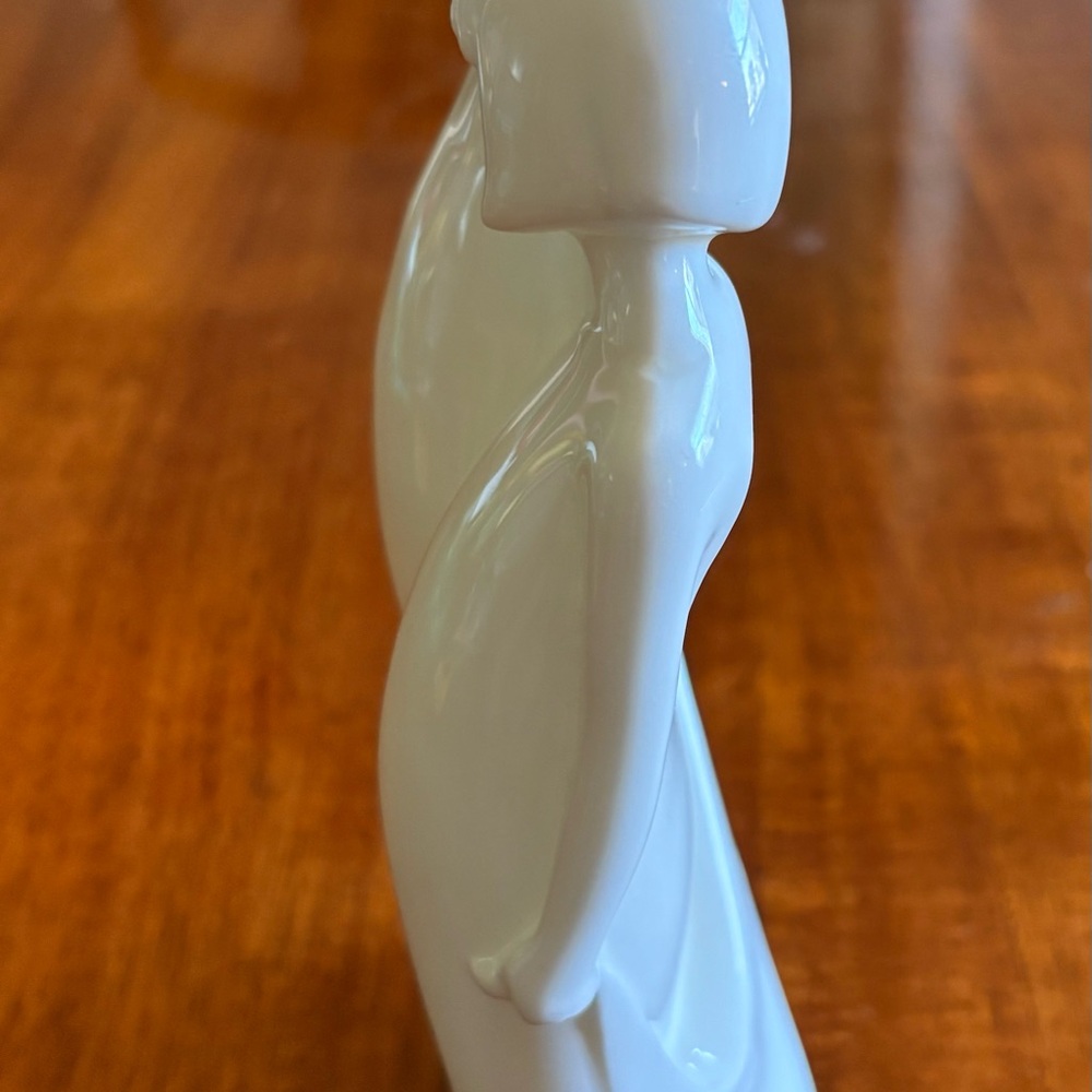 Royal Doulton Elegant White Ceramic Sisters A Collection Of Handmade Sculptures - Picture 4 of 8